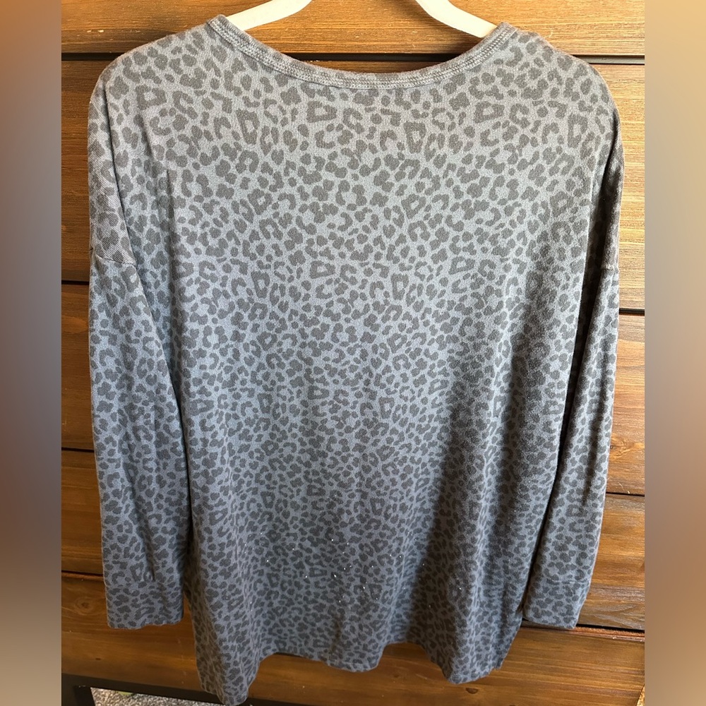 American Eagle Charcoal Leopard V-Neck Tee - Picture 3 of 5